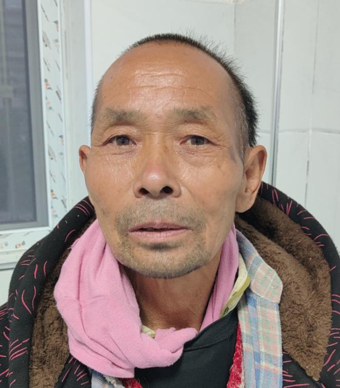 走失者照片 阜阳寻亲：六旬男子被救助，穿深色花...