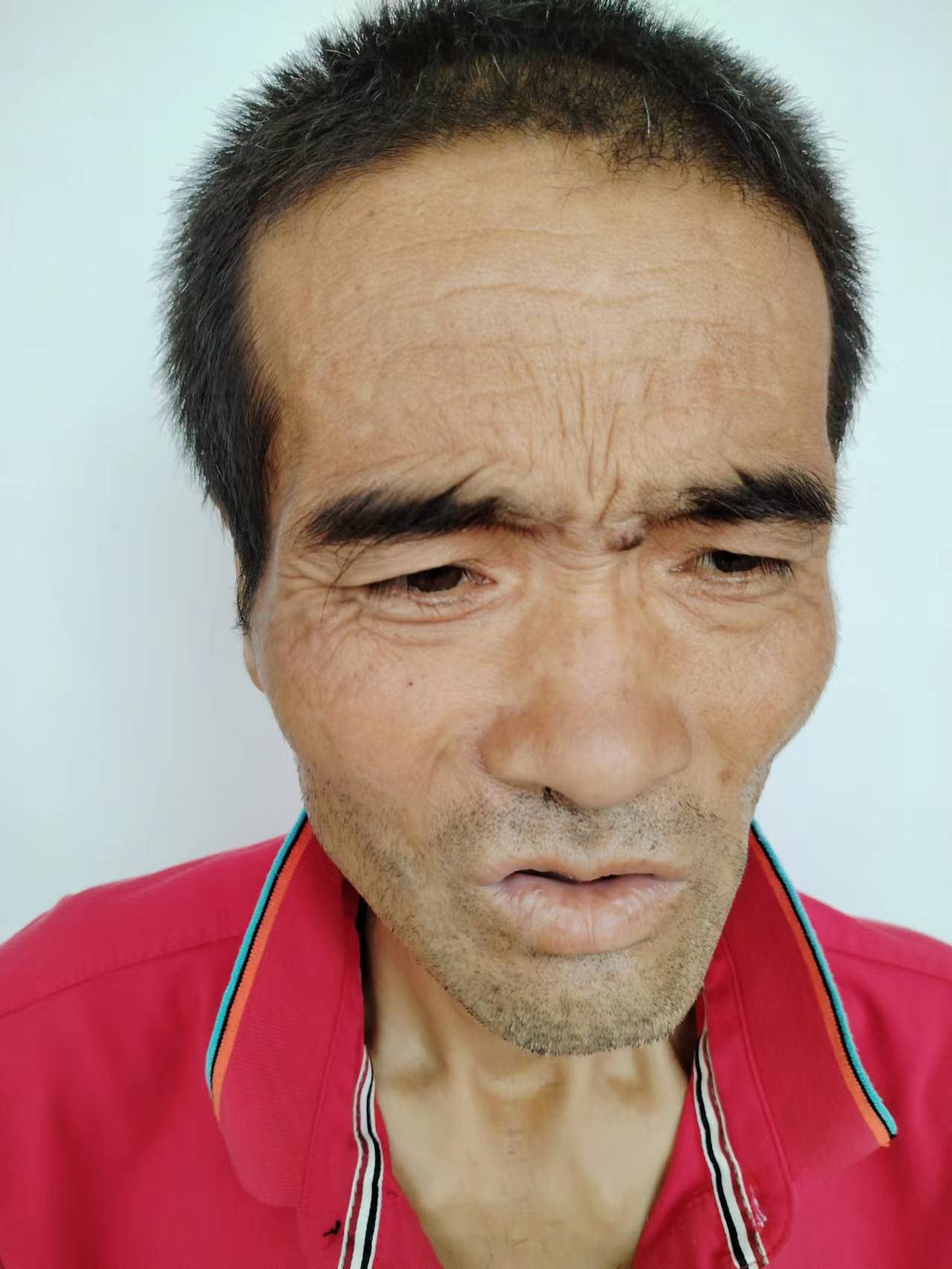 走失者照片 南阳寻亲：六旬老人被救助，穿黑色外...