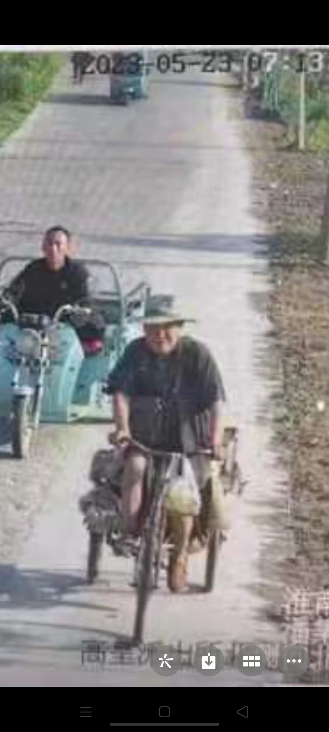 走失者照片 淮南急寻：七旬老人失联，穿蓝色唐装...