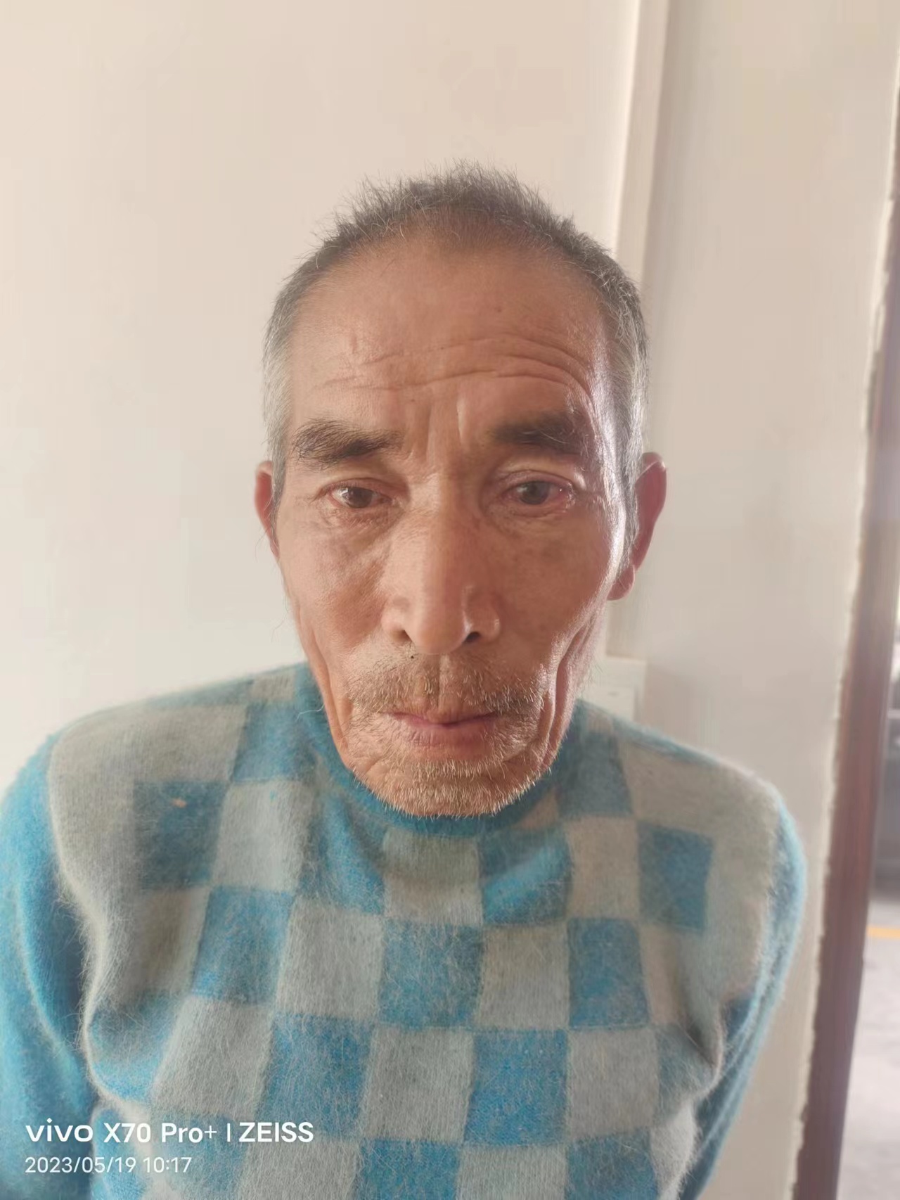 走失者照片 梅州寻亲：七旬老人被救助，穿蓝白相...