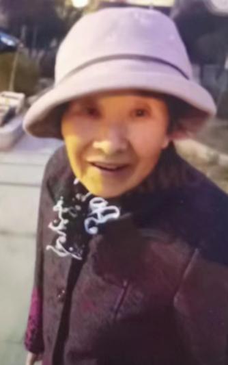 走失者照片 阜新寻人！八旬老太失联，穿红色上衣...