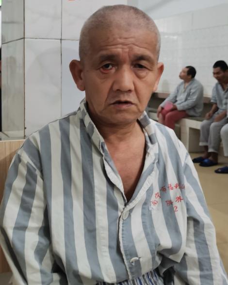 走失者照片 南宁寻亲：七旬老人被救助，穿灰色外...