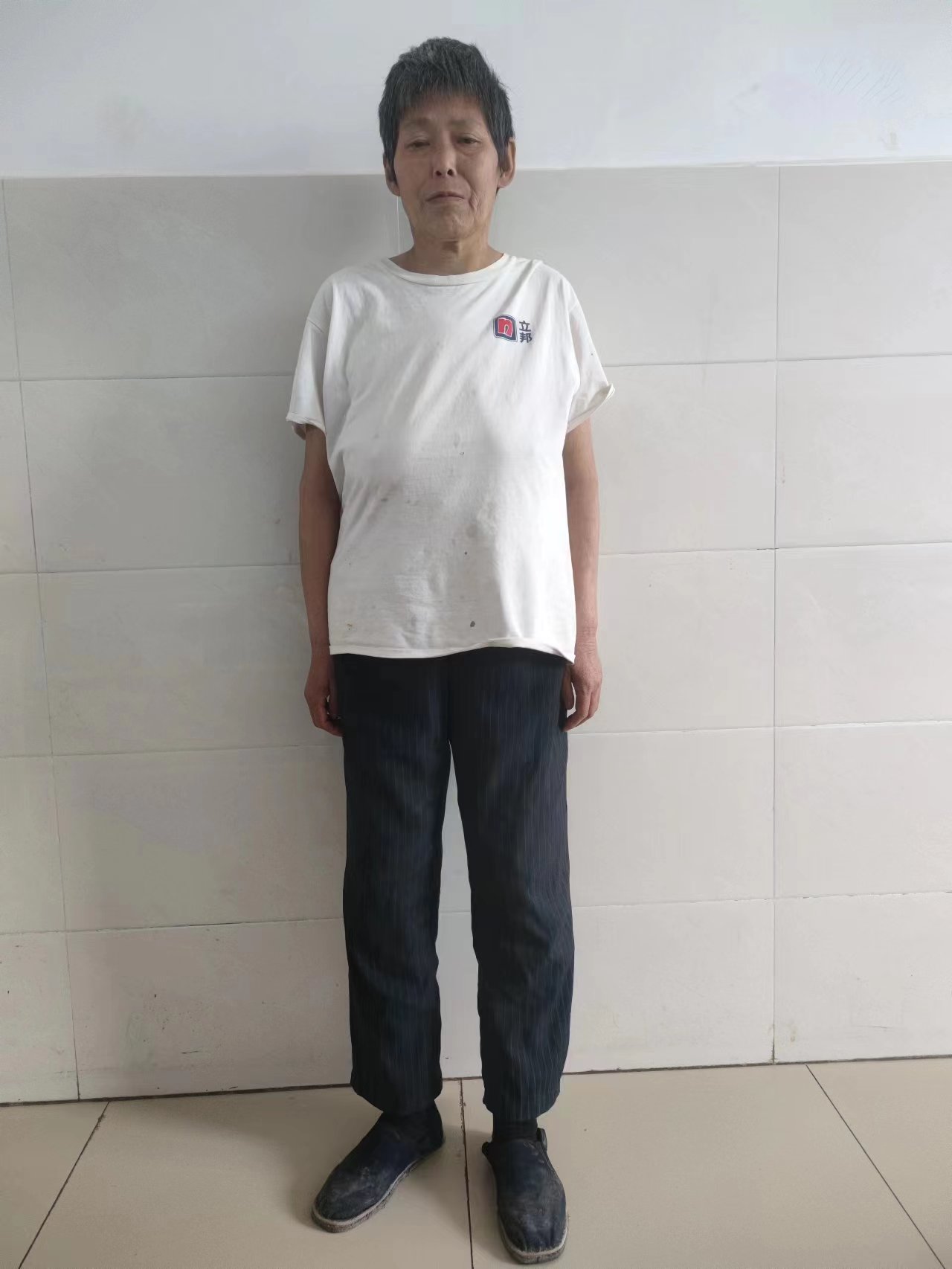 走失者照片 淮北寻亲：五旬女子被救助，穿白色短...