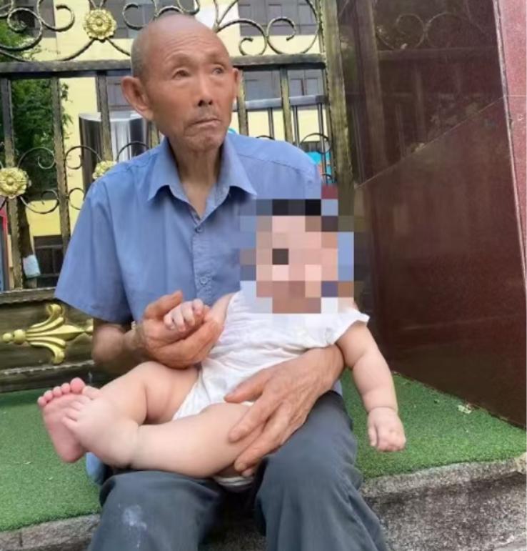 走失者照片 汕头市寻人：八旬老人走失，穿灰色长...