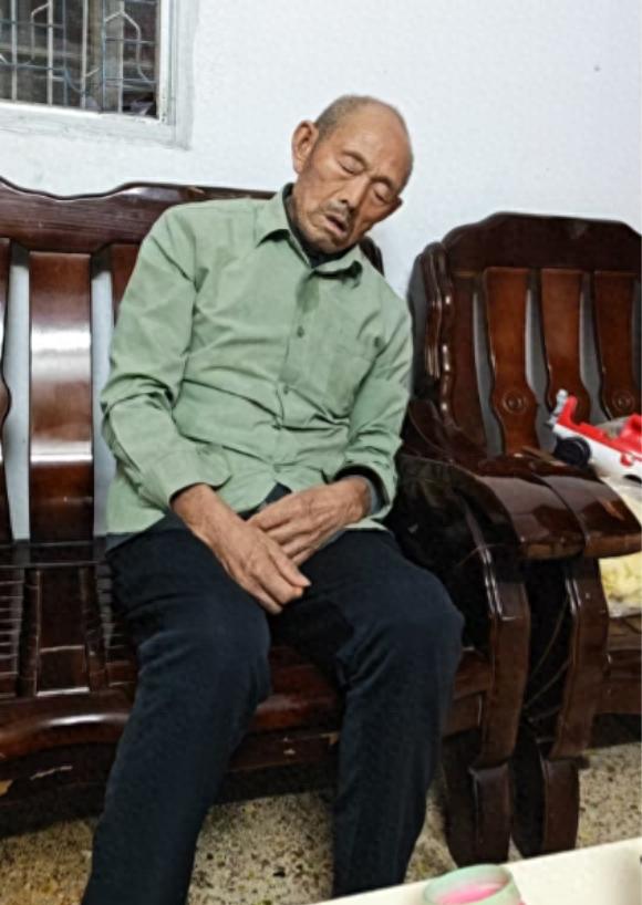 走失者照片 汕头市寻人：八旬老人走失，穿灰色长...
