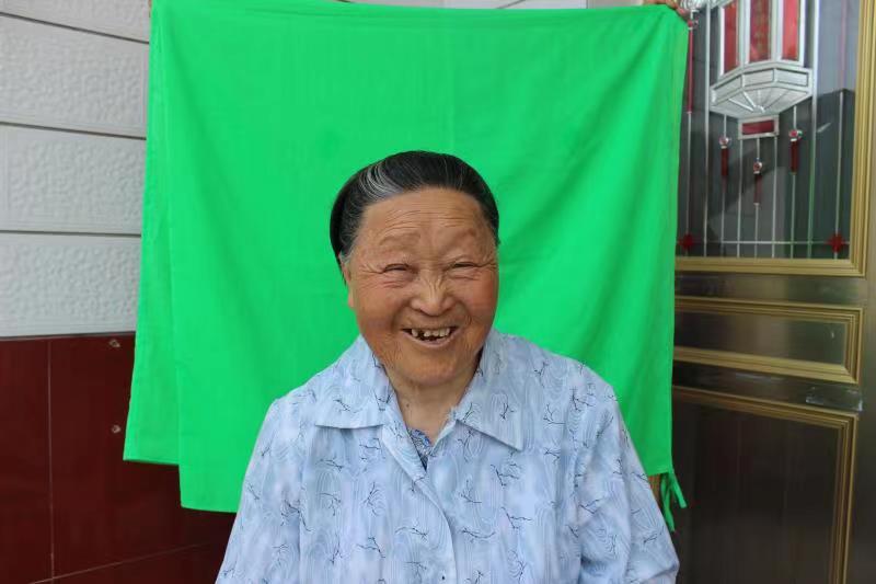 走失者照片 安庆急寻：八旬老太走失，穿黑白格子...