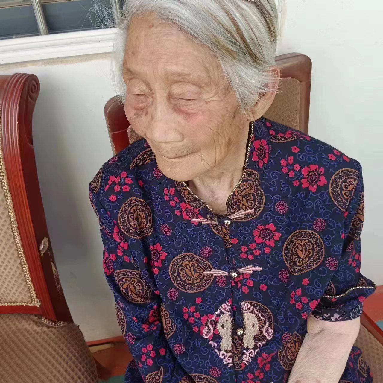 走失者照片 洛阳急寻：八旬老太走失，穿紫红色印...