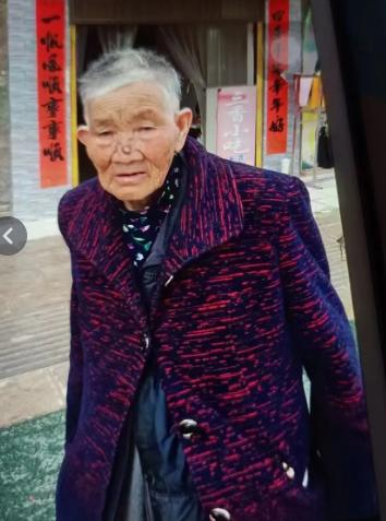 走失者照片 楚雄州急寻：八旬老太走失，穿红色上...