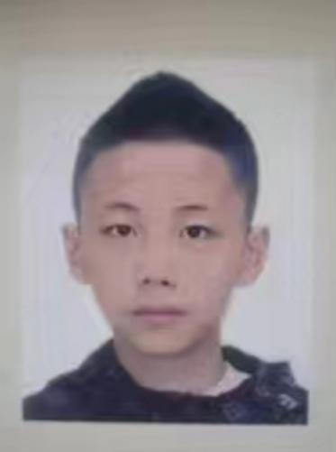 走失者照片 西宁寻人！13岁男孩失联，穿白色卫...