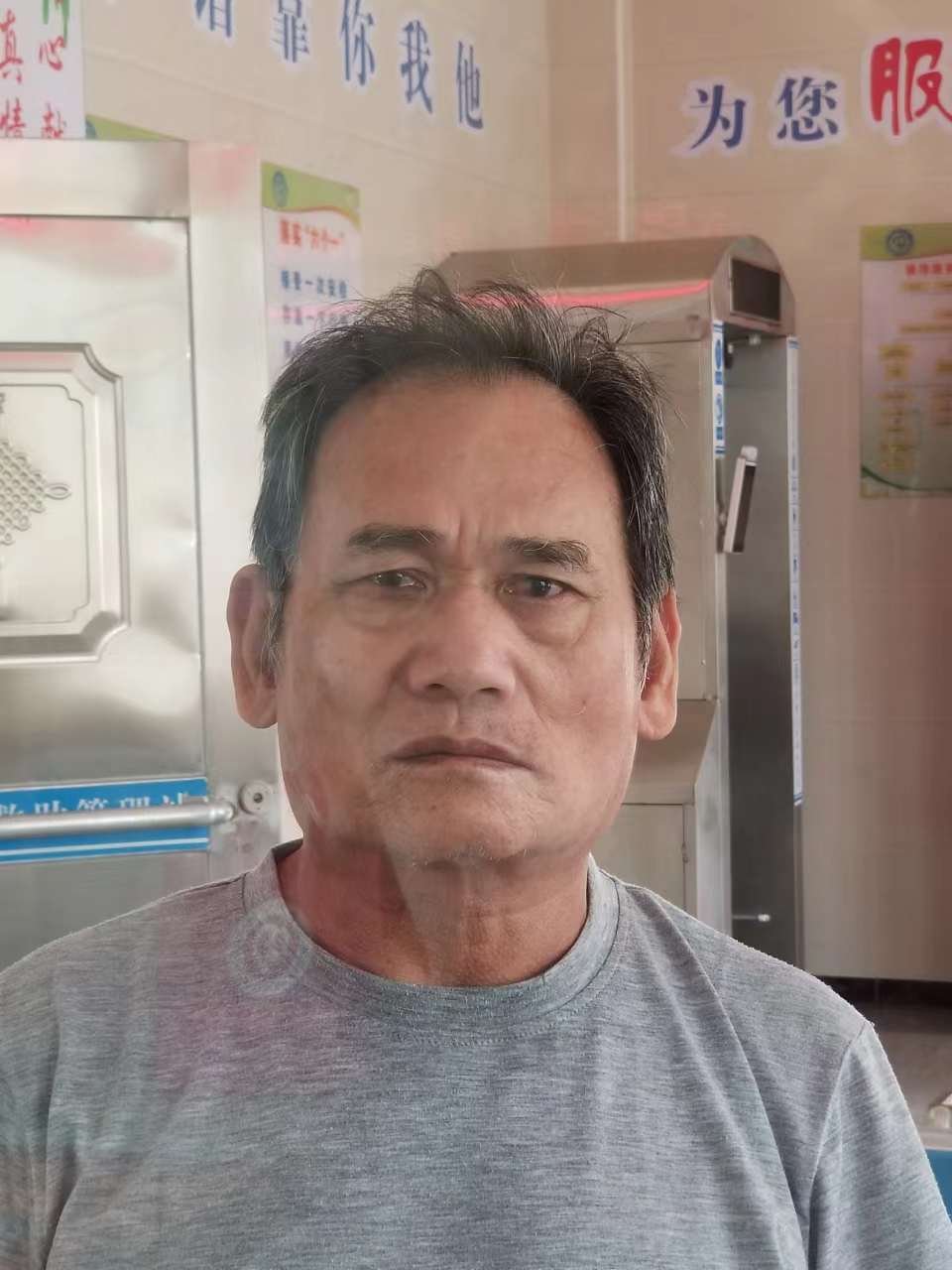 走失者照片 佛山寻亲：六旬老人被救助，自述叫万...