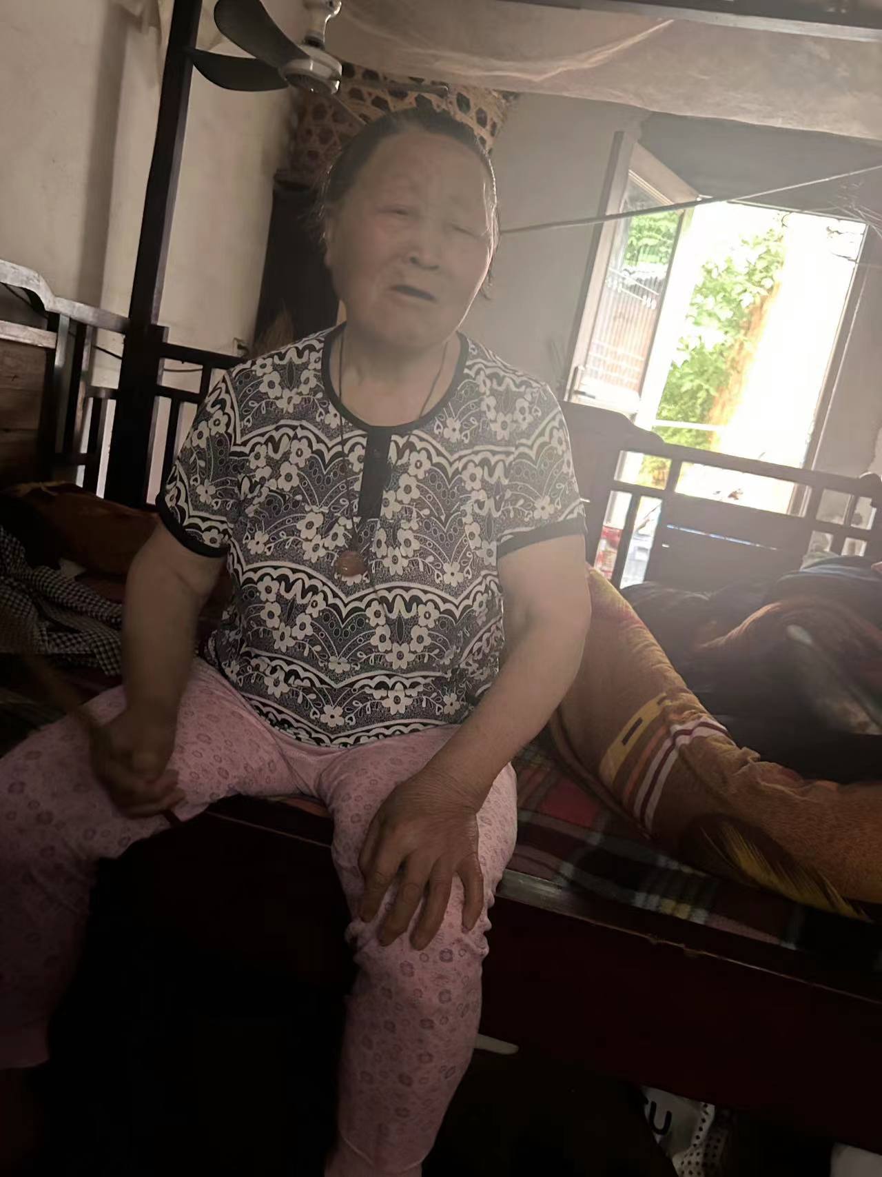 走失者照片 安庆急寻：八旬老太走失，穿黑白格子...