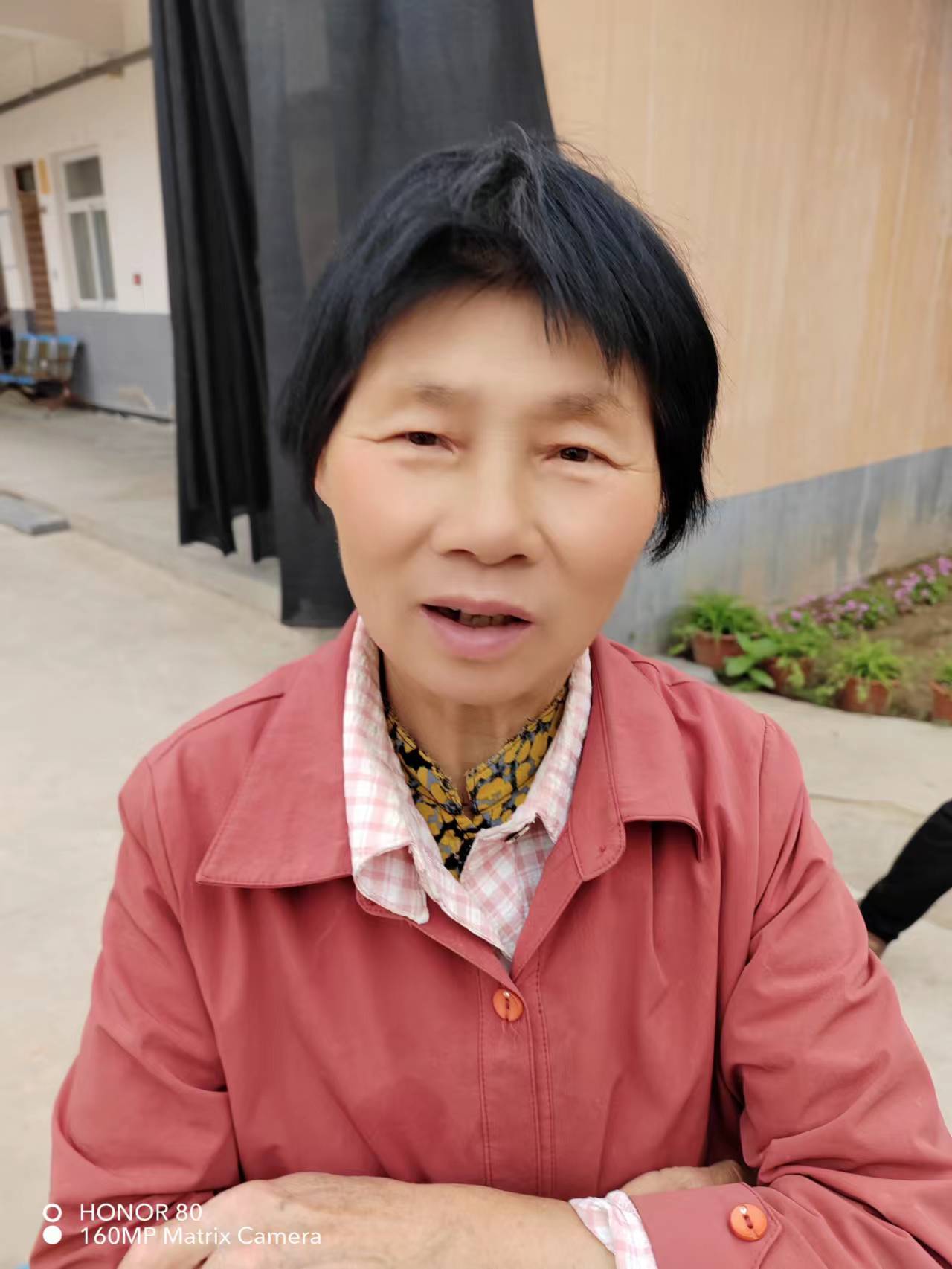 走失者照片 安阳寻亲：五旬女子被救助，穿粉白格...