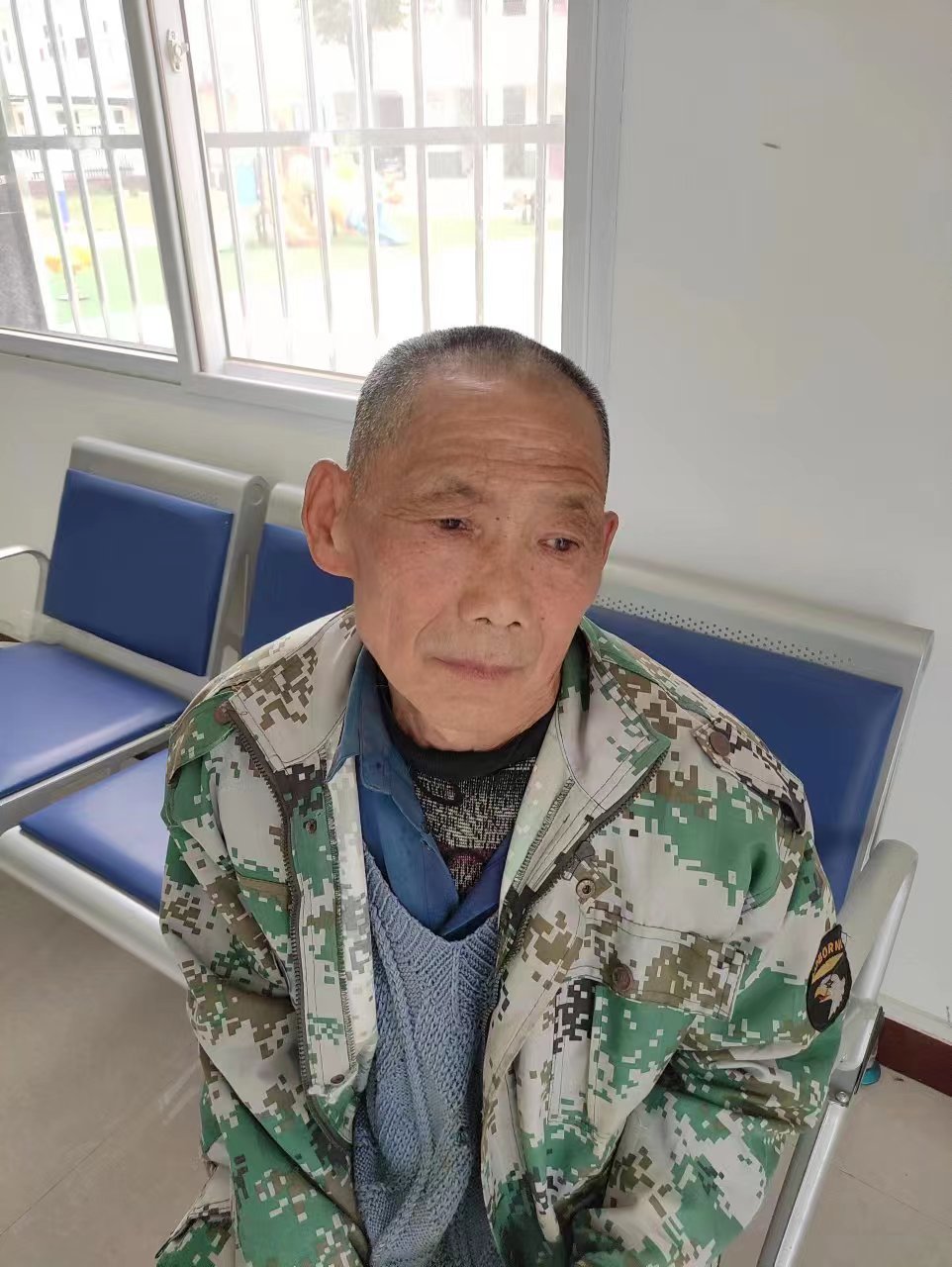 走失者照片 汉中寻亲：六旬老人被救助，穿迷彩服...
