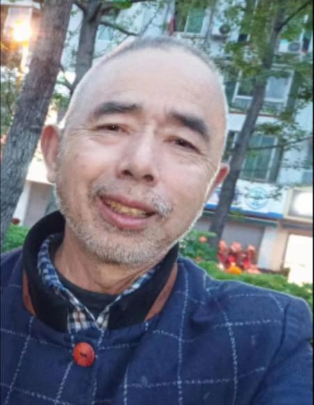 走失者照片 资阳寻人：七旬老人走失，穿蓝色格纹...