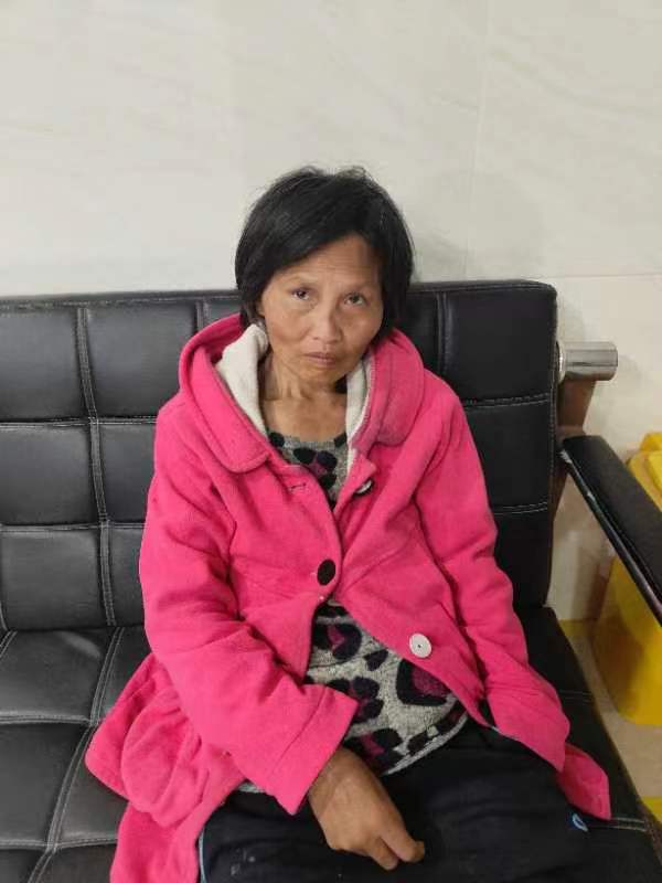 走失者照片 亳州寻亲：五旬女子被救助，穿玫红色...