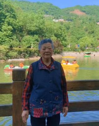 走失者照片 重庆寻人：八旬老太走失，戴红色帽子...