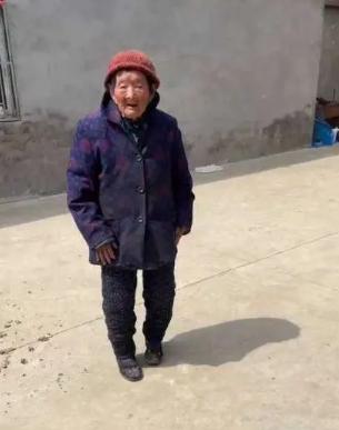 走失者照片 宿迁急寻：八旬老太走失，穿蓝色上衣...