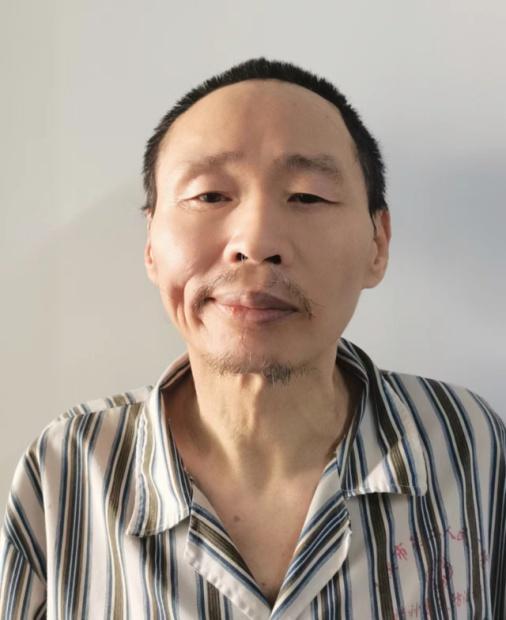 走失者照片 玉溪寻亲：中年男子被救助多日，穿军...