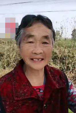 走失者照片 紧急寻人！成都八旬老太失联，穿蓝灰...