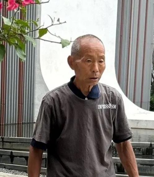 走失者照片 北海寻人！八旬老人走失，患小脑萎缩...