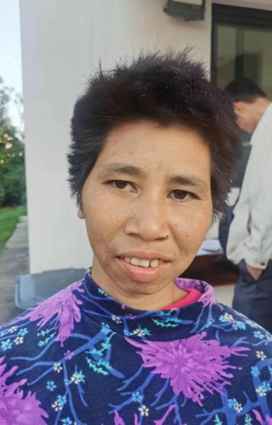 走失者照片 六安寻亲：青年女子被救助，穿蓝紫色...