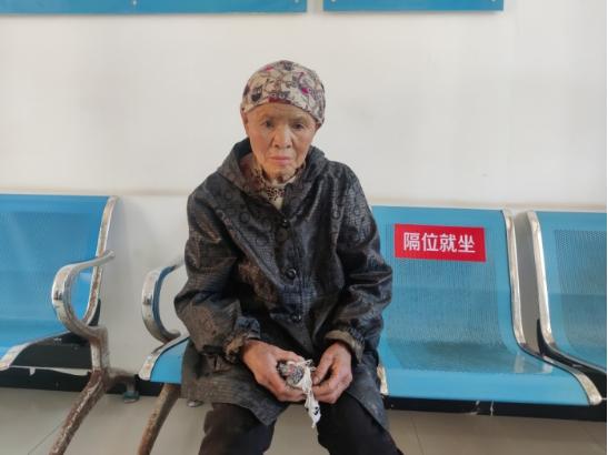 走失者照片 北京寻亲：七旬老太被救助，戴米色头...