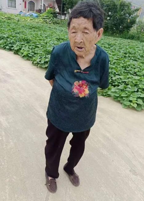 走失者照片 宿迁急寻：八旬老太走失，穿蓝色上衣...