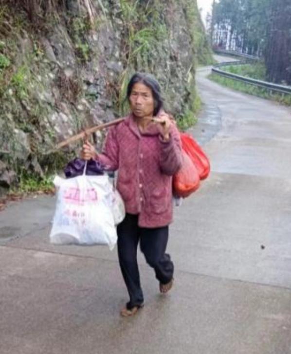 走失者照片 永州寻亲：六旬老人被救助，穿红色棉...