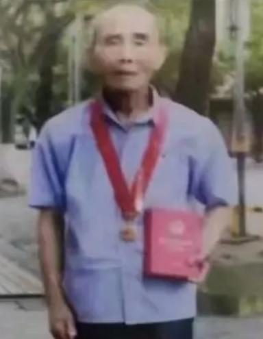 走失者照片 赣州龙南急寻：八旬老人走失，穿灰色...
