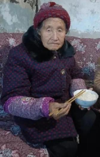 走失者照片 遵义急寻：八旬老太失联，穿花上衣、...