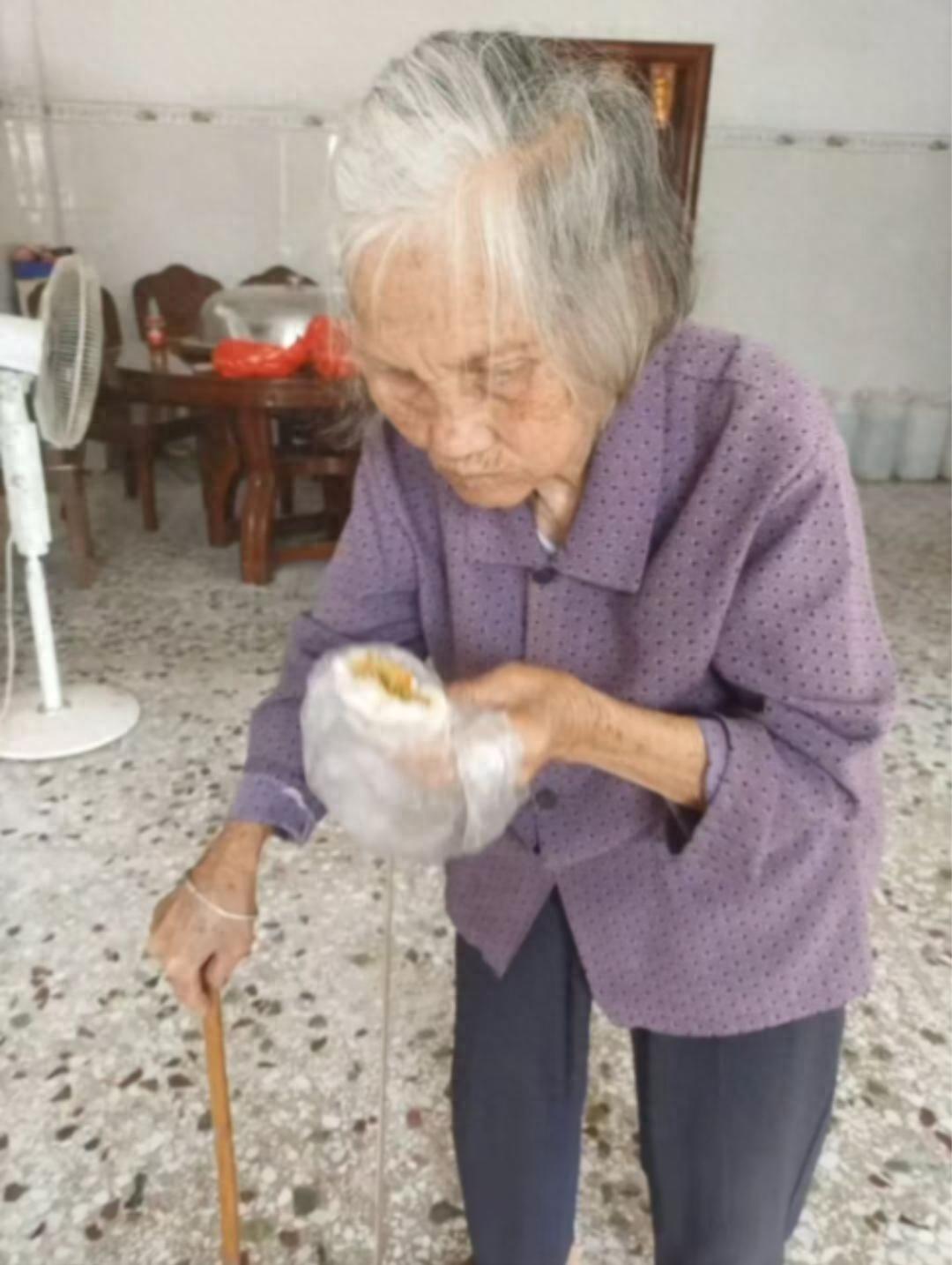 走失者照片 玉林市寻人：八旬老太走失，穿浅灰蓝...
