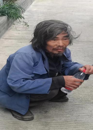 走失者照片 南平建瓯寻亲：六旬老人被救助，穿蓝...