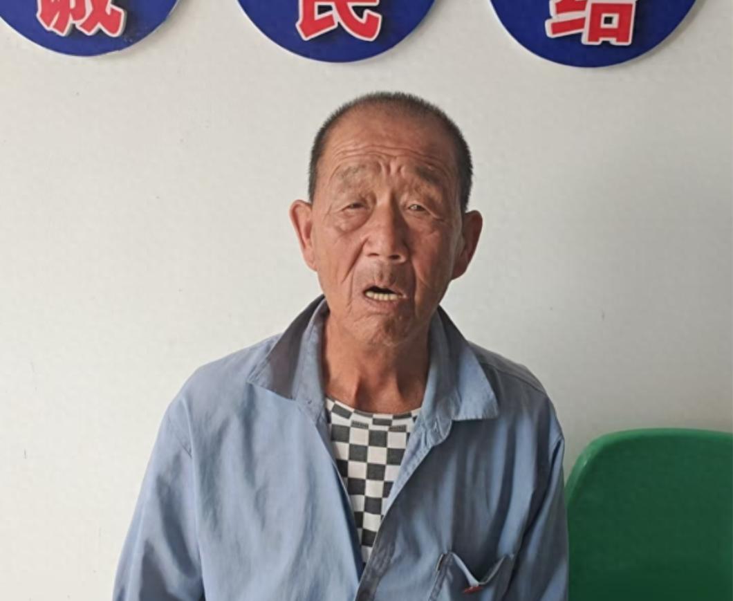 走失者照片 日照市寻亲：七旬老人被救助，穿蓝色...