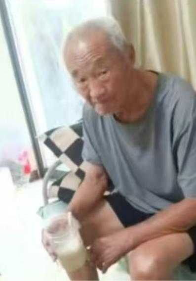 走失者照片 开封市寻人：八旬老人走失，穿灰色短...