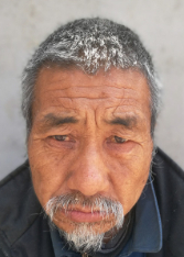 走失者照片 连云港寻亲：六旬老人被救助，穿黑色...