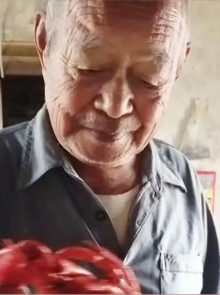 走失者照片 青岛急寻！九旬老人失联，戴灰白色帽...