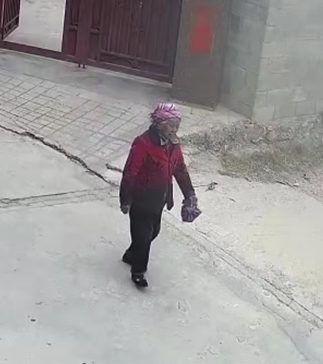 走失者照片 曲靖七旬老太失联，穿红色棉衣，戴毛...