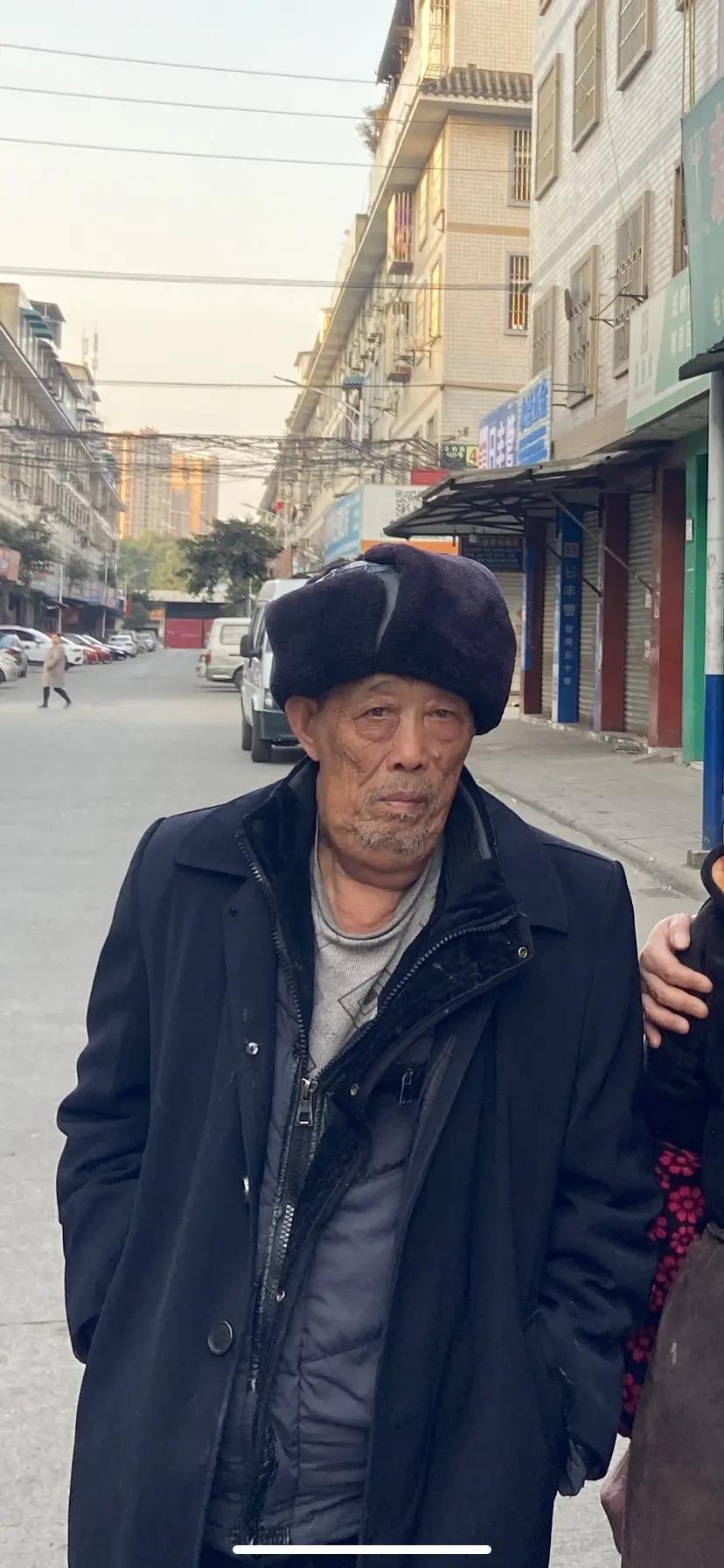 走失者照片 成都急寻：七旬老人失联，穿白色格子...