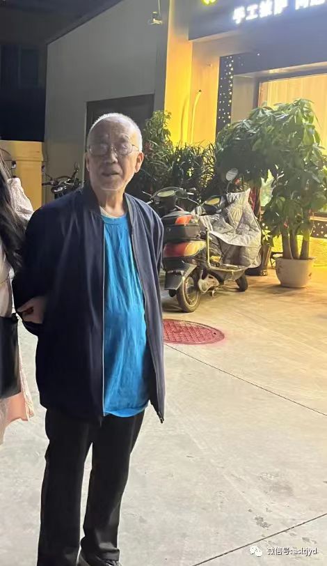 走失者照片 鞍山急寻：八旬老人失联，戴眼镜，花...