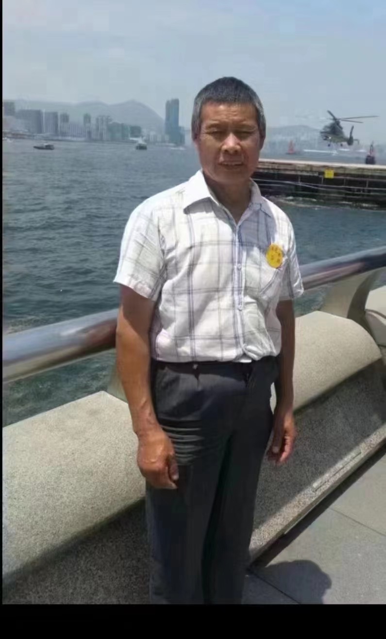走失者照片 武汉急寻：六旬老人失联，提白色塑料...