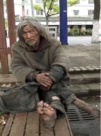 走失者照片 上海寻亲：六旬老人被救助，穿浅色毛...