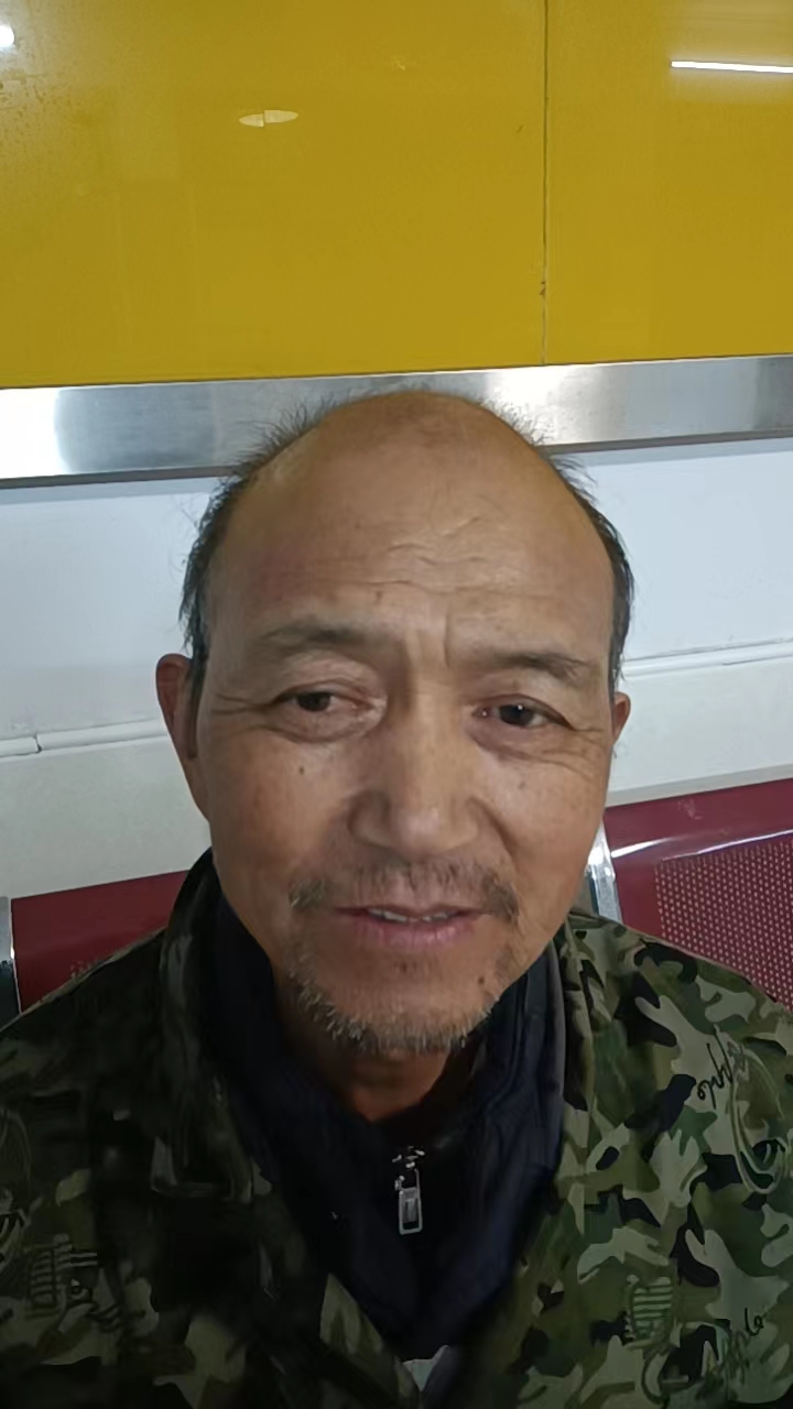 走失者照片 岳阳寻亲：七旬老人被救助，穿迷彩上...