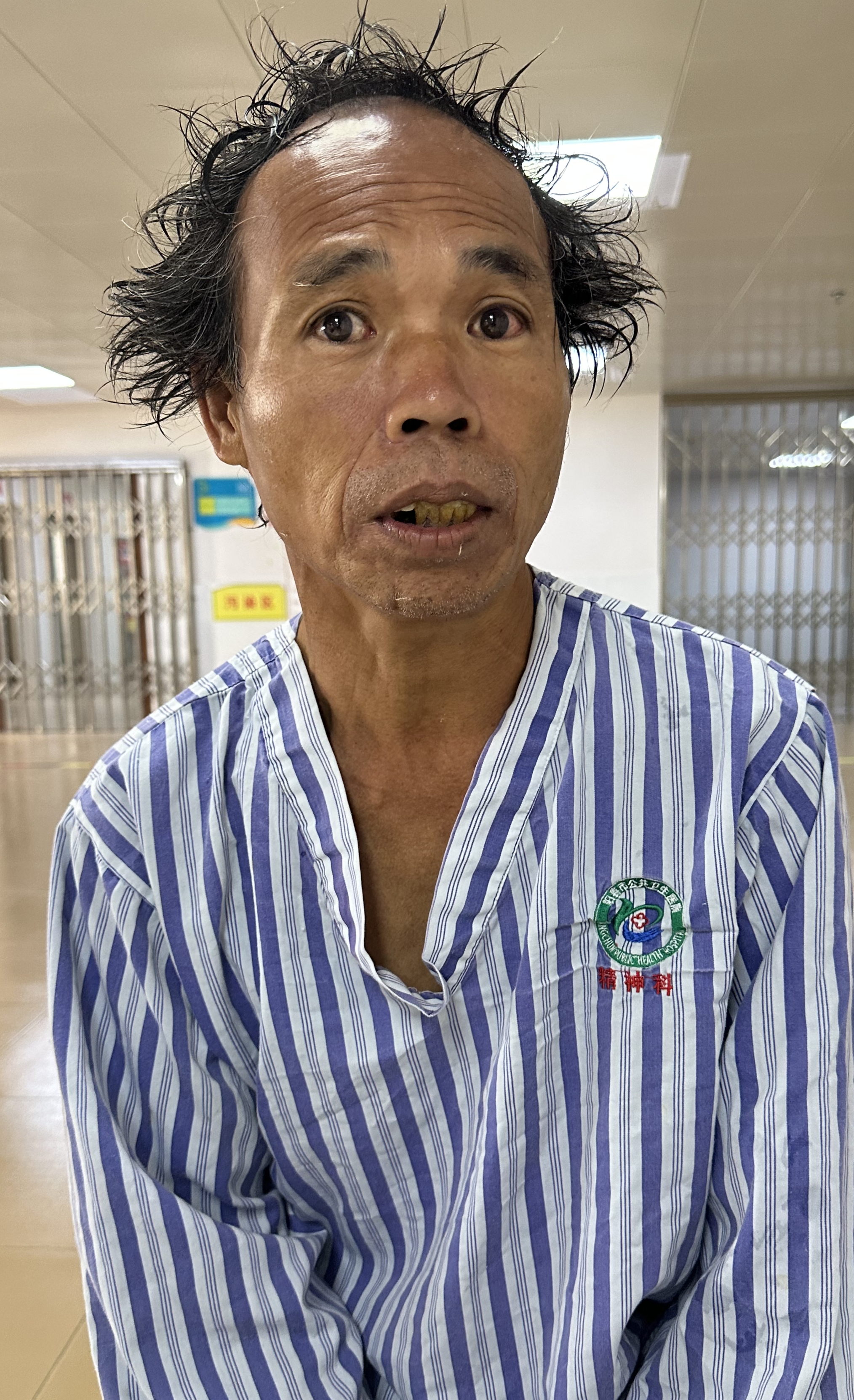 走失者照片 阳江阳春寻亲：六旬老人被救助，穿灰...