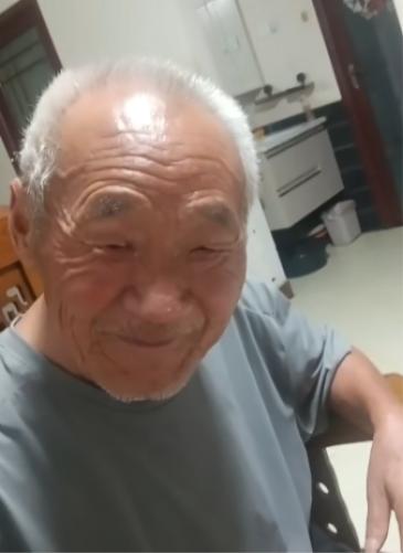 走失者照片 开封市寻人：八旬老人走失，穿灰色短...