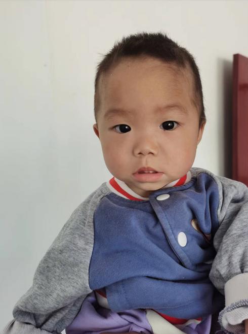 走失者照片 信阳寻亲：1岁女婴自幼被救助，用蓝...
