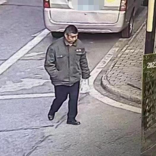 走失者照片 武汉急寻：六旬老人失联，提白色塑料...