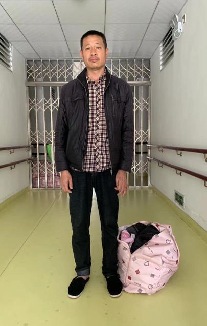 走失者照片 成都寻亲：五旬聋哑男子被救助，穿格...