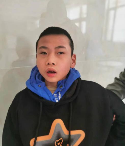 走失者照片 张掖寻亲：8岁男生被救助，穿黑色蓝...