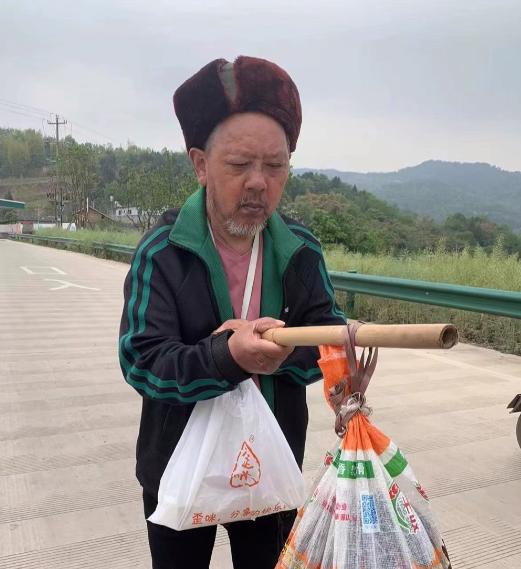 走失者照片 眉山急寻：六旬老人走失，穿黑绿色外...