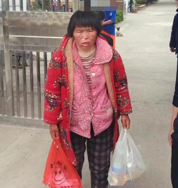 走失者照片 阜阳寻亲：中年女子被救助，穿红色花...